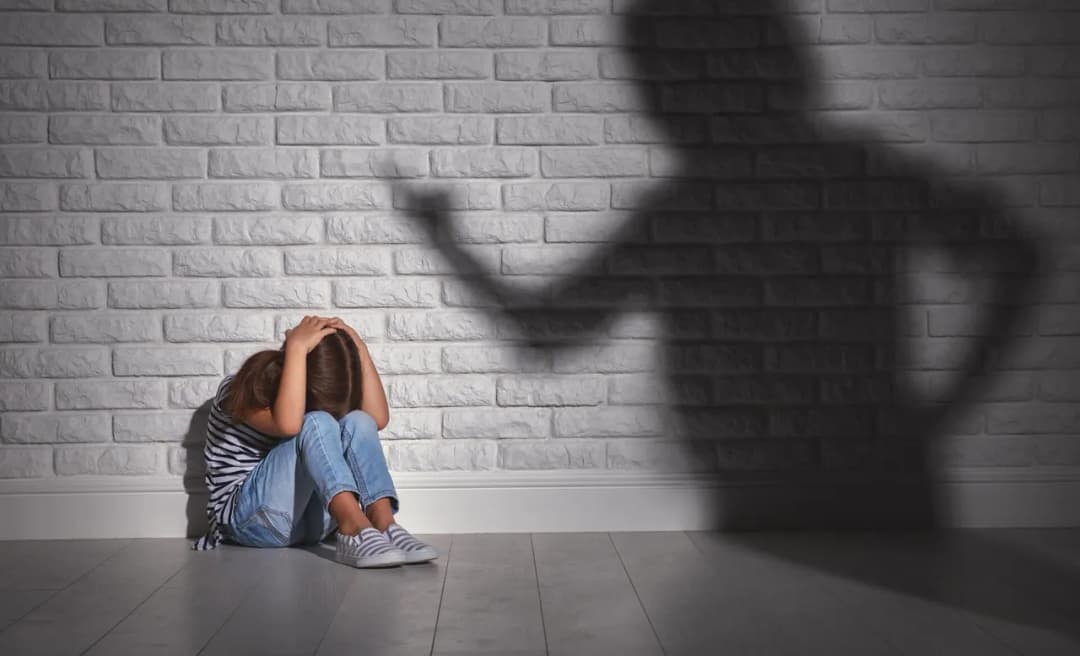 Znęcanie psychiczne nad dzieckiem objawy - jak je rozpoznać i pomóc