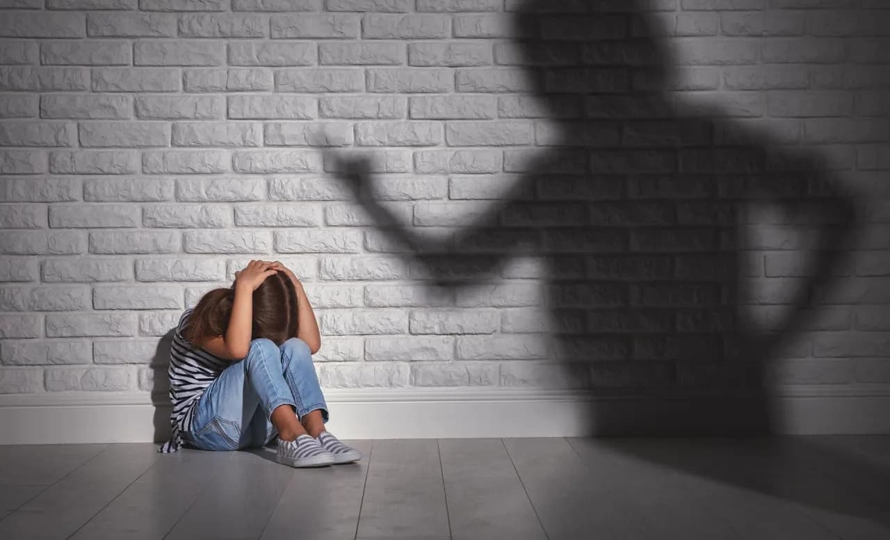 Znęcanie psychiczne nad dzieckiem objawy - jak je rozpoznać i pomóc